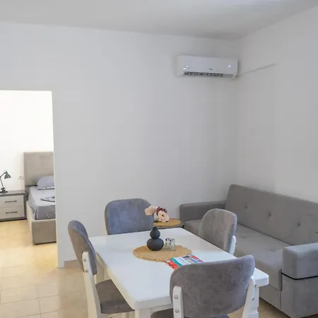 Shkembi I Kavajes 965 Apartment